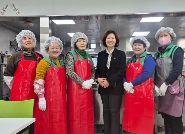 경산시 - 새마을지도자경산시부녀회, 사회복지관 급식봉사 펼쳐2.jpg
