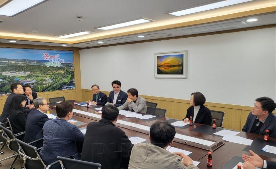 [크기변환]경산시 - 대한전문건설협회 경산시운영위원회와 경상북도회, 경산시장학회에 500만 원 기탁(지역전문건설업 대표 간담회1).JPG