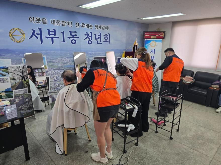 [크기변환]경산시 - 서부1동 청년회, 재능기부로 전한 따뜻한 손길.jpeg