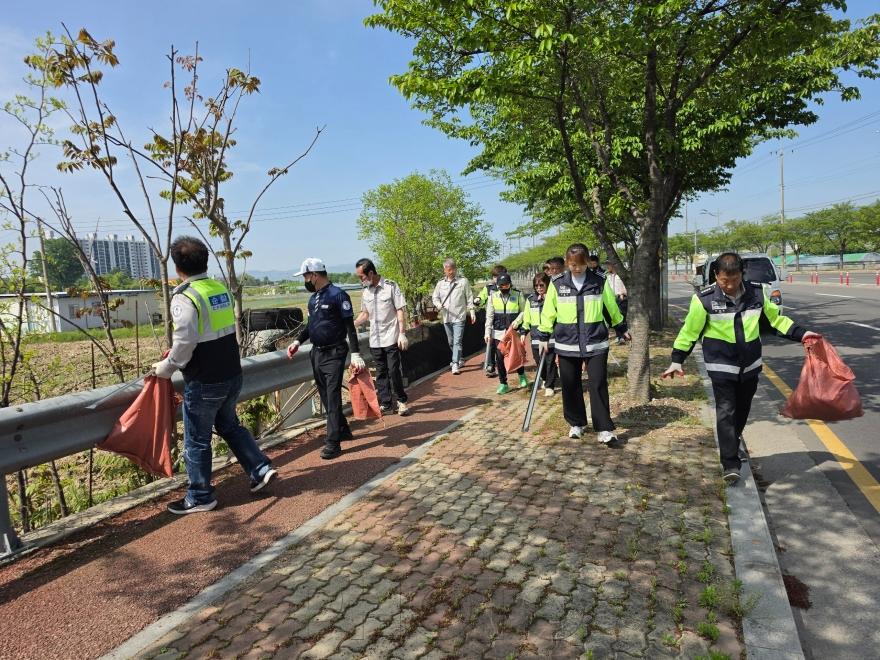 [크기변환]경산시 - 진량읍제2자율방범대 대구대삼거리~문천지 환경정화 활동 실시2.jpg