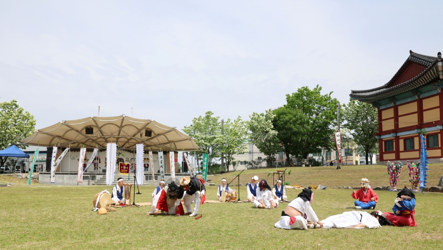 [크기변환]경산시 - 이팝꽃 아래, 경산시 대표 무형유산 합동 공연 개최(팔광대).jpg