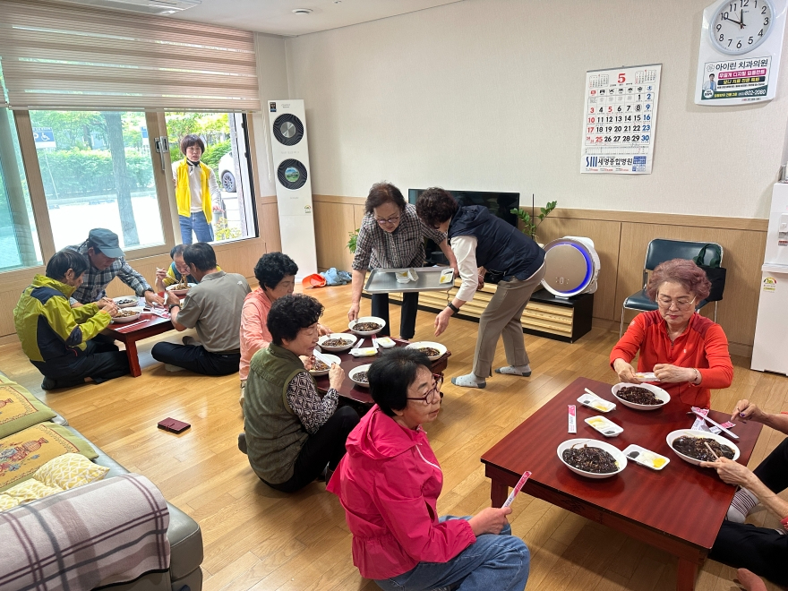 [크기변환]경산시 - 압량읍, 새경산새마을금고 지역 어르신에게 따뜻한 식사 대접2 (1).jpg