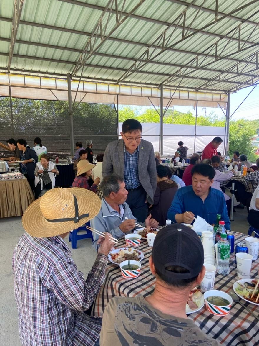 [크기변환]경산시 - iM뱅크 경산사랑봉사단, 가정의달 맞아 용전리 마을 효잔치 개최2.jpg