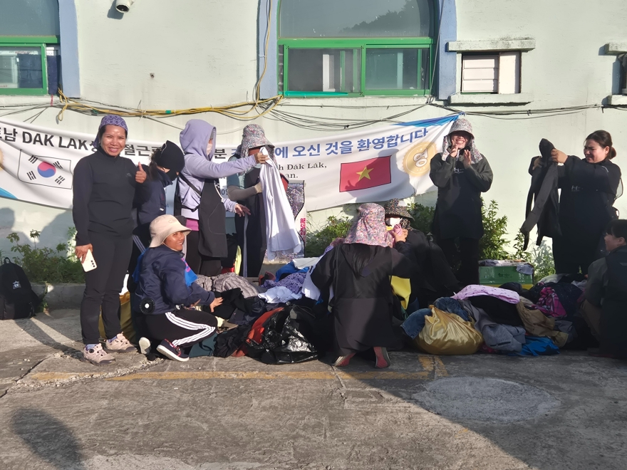 [크기변환]경산시 - 중방농악보존회 베트남 계절근로자에게 따뜻한 의류 나눔2.jpg