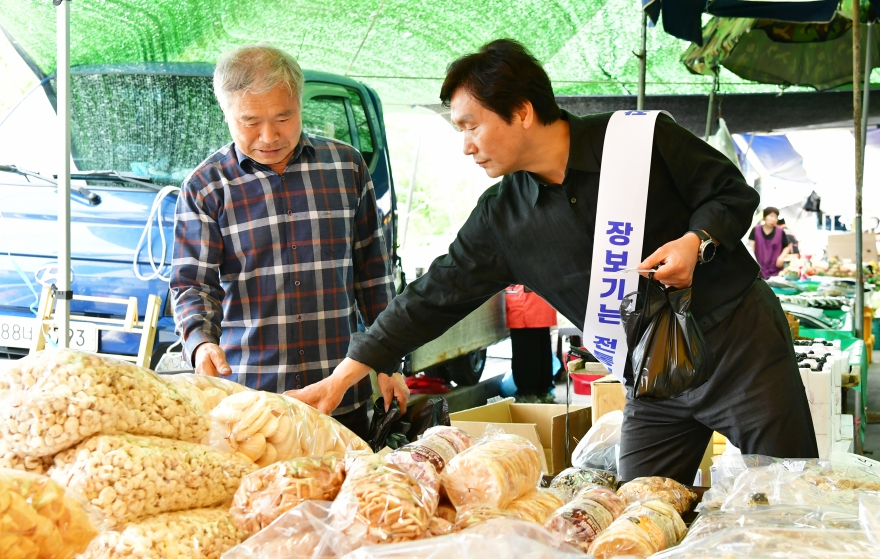 [크기변환]경산시 - 조현일 시장, 당선 후 첫 민생행보 전통시장에서 시작6.JPG