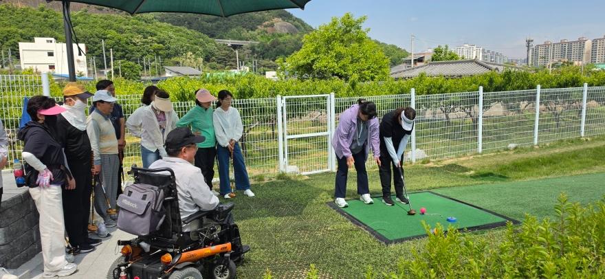 [크기변환]경산시 - 경산시장애인체육회 사무국장 장애인파크골프지도자 자격증 취득 후 직접 안전교육 및 지도 (1).jpg
