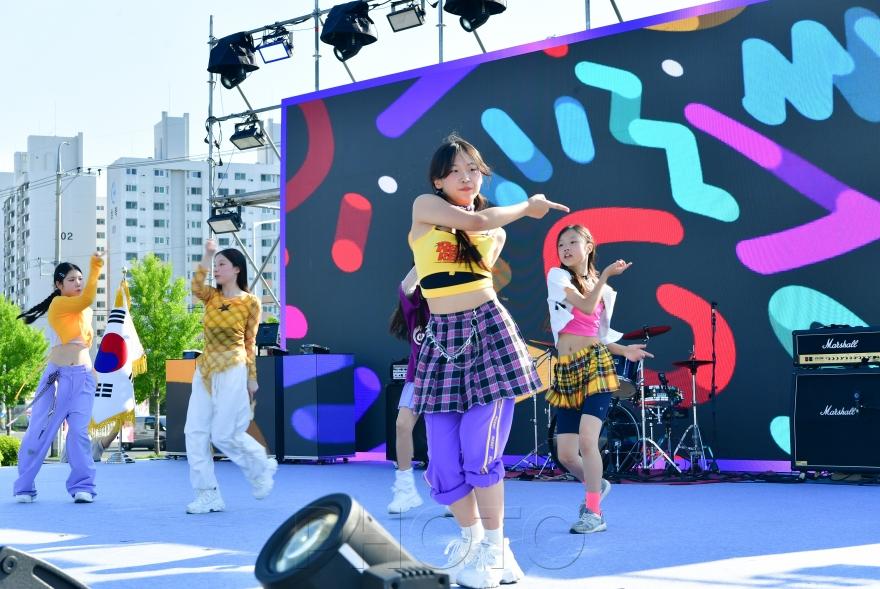 [크기변환]경산시 - 「2026년 제10회 청소년가요제＆댄싱 대회」 성황리에 개최(식전공연).jpg