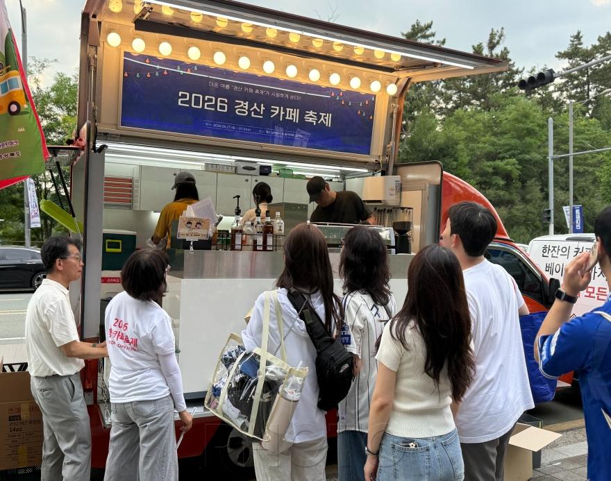 [크기변환]경산시 - 2026 경산 카페 축제-홍보 팝업 커피차(커피차 운영 사진).jpg
