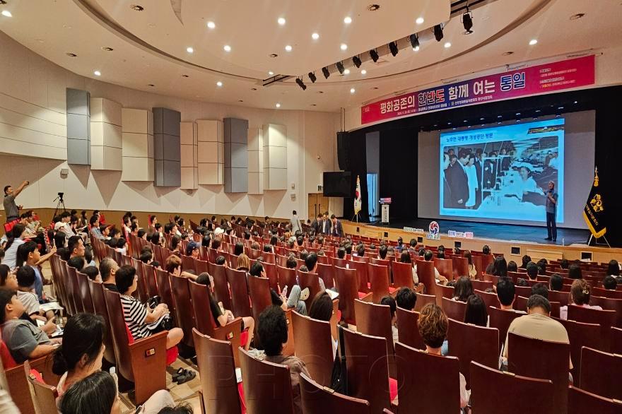 [크기변환]경산시 - 민주평통 경산시협의회, 시민과 미래세대가 함께한 평화통일 공감의 장 열어(주제 강연(김진향 한반도평화경제회의 상임의장).jpeg