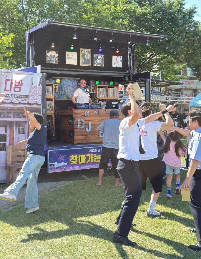 [크기변환]LP다방을 즐기는 시민들1.JPG