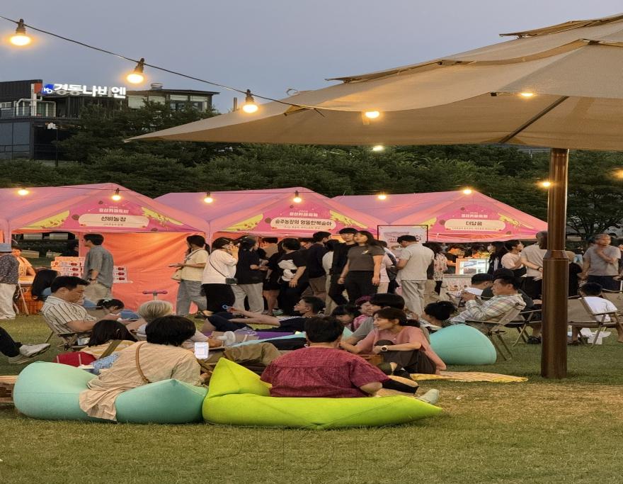 [크기변환]빈백에서 힐링을 즐기는 방문객.jpg
