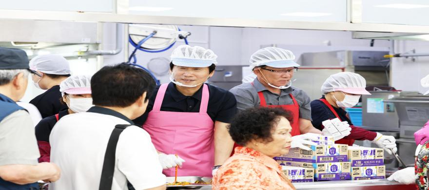 [크기변환]경산시 - 조현일 경산시장, 경산시노인종합복지관에서 급식봉사 활동 펼쳐 (1).jpeg