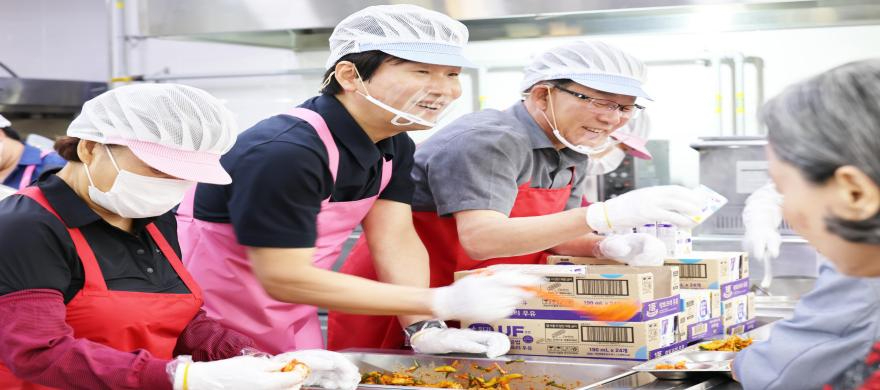 [크기변환]경산시 - 조현일 경산시장, 경산시노인종합복지관에서 급식봉사 활동 펼쳐 (3).jpeg