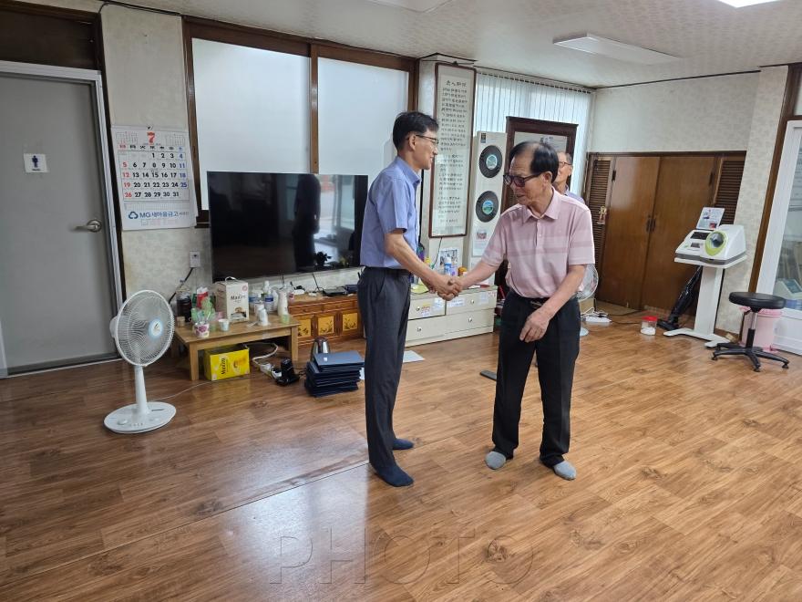 [크기변환]경산시 - 압량읍 초복을 맞아 경로당에 시원한 수박 전달2 (1).jpg