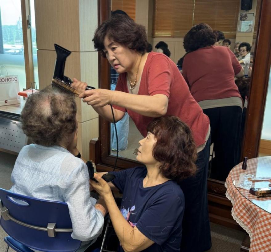 [크기변환]경산시 - 북부동지역사회보장협의체와 캐논코리아(주)가 함께하는 장수사진 촬영행사4(이미용 봉사).jpeg