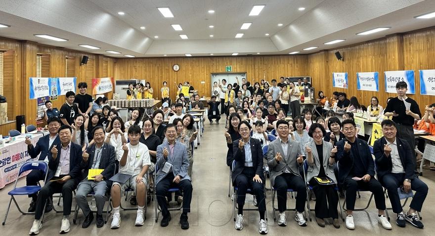 [크기변환]경산시 - 「제8회 경산청소년의 날 기념행사」 단체사진2.jpg