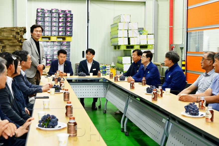 [크기변환]경산시 - 경산 자인농업협동조합 샤인머스캣 캐나다 수출 선적식 성료 (2).JPG