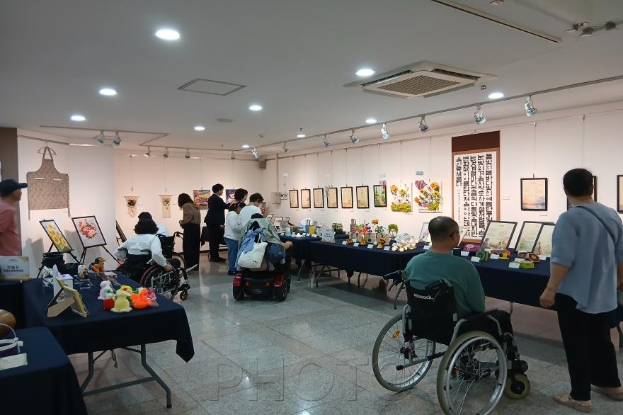 [크기변환]경산시 - 2026년 제10회 경북장애인복지관협회 재활작품발표회 회화공예등 전시사진.jpg