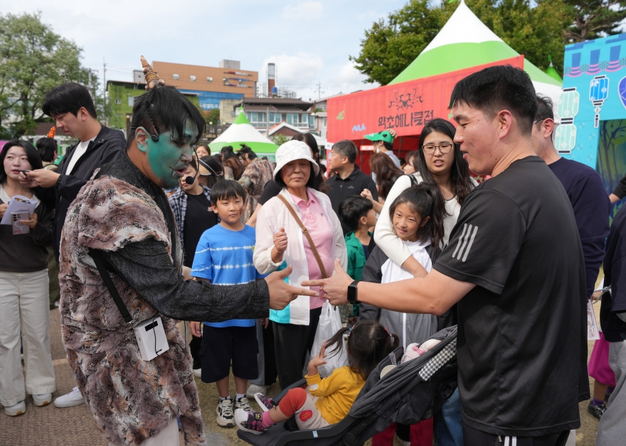 [크기변환]4. [사진] 다채로운 볼거리·먹거리 선보인 ‘2026 영천공동축제’ 성황리 마무리 (영천한방축제3).jpg