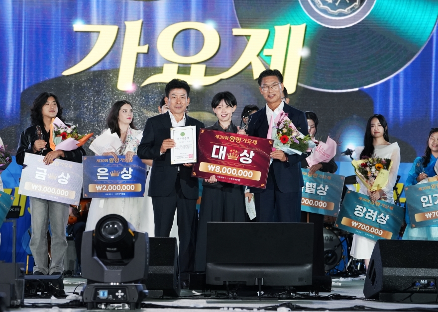 [크기변환]4. [사진] 다채로운 볼거리·먹거리 선보인 ‘2026 영천공동축제’ 성황리 마무리 (왕평가요제 시상식2).jpg
