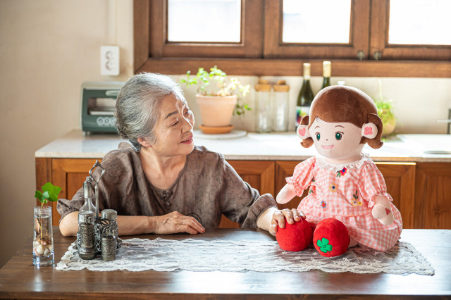 손주처럼 곁 지킨다… AI 반려로봇 ‘효돌’, 대규모 실증서 어르신 마음건강 개선 효과 확인
